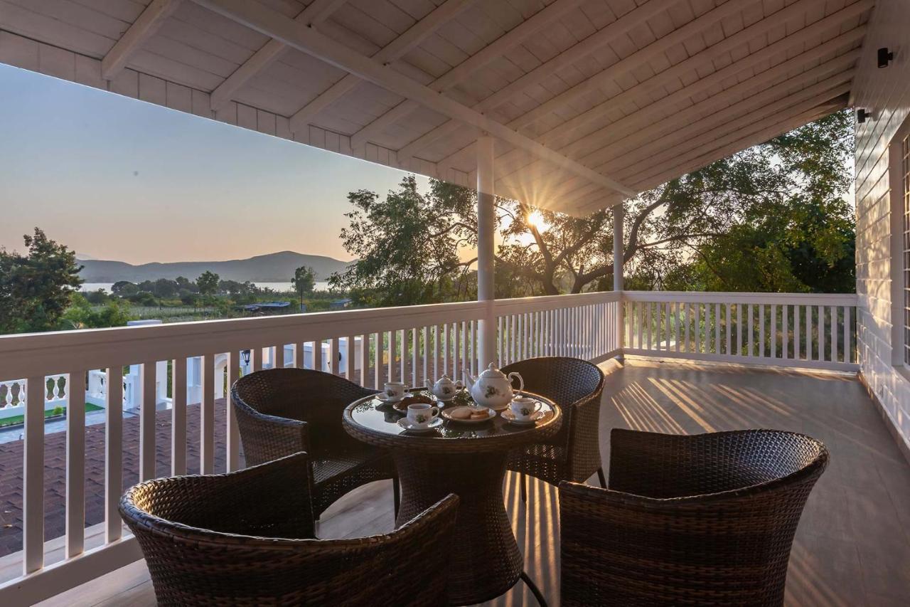 Stayvista'S Lake La Vie - Tranquil Lake-View Villa Amidst Farmland With Pool And Poolside Gazebo - Proximity To Sula Nášik Exteriér fotografie