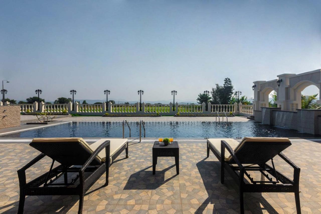 Stayvista'S Lake La Vie - Tranquil Lake-View Villa Amidst Farmland With Pool And Poolside Gazebo - Proximity To Sula Nášik Exteriér fotografie